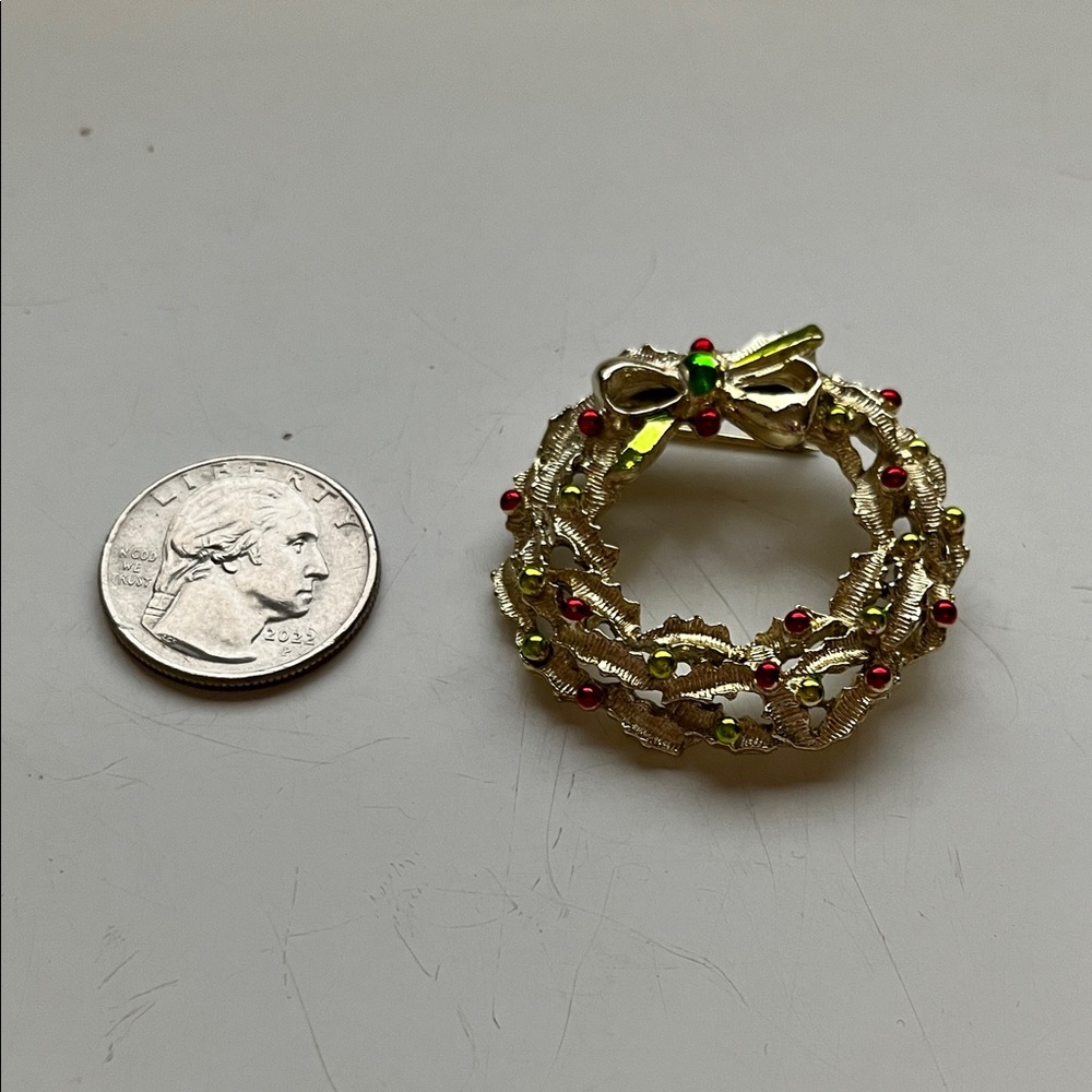 Festive Gold Wreath Brooch with Red and Green Accents - Picture 4 of 4